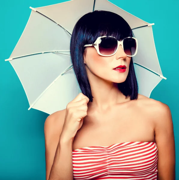   schönes Mädchen mit einem Regenschirm — Stockfoto